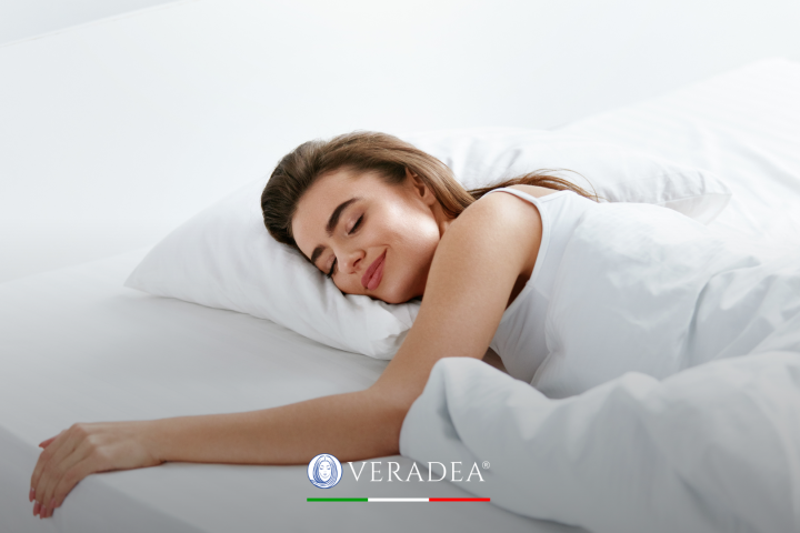 Come dormire bene con il caldo: i migliori rimedi per notti estive da sogno